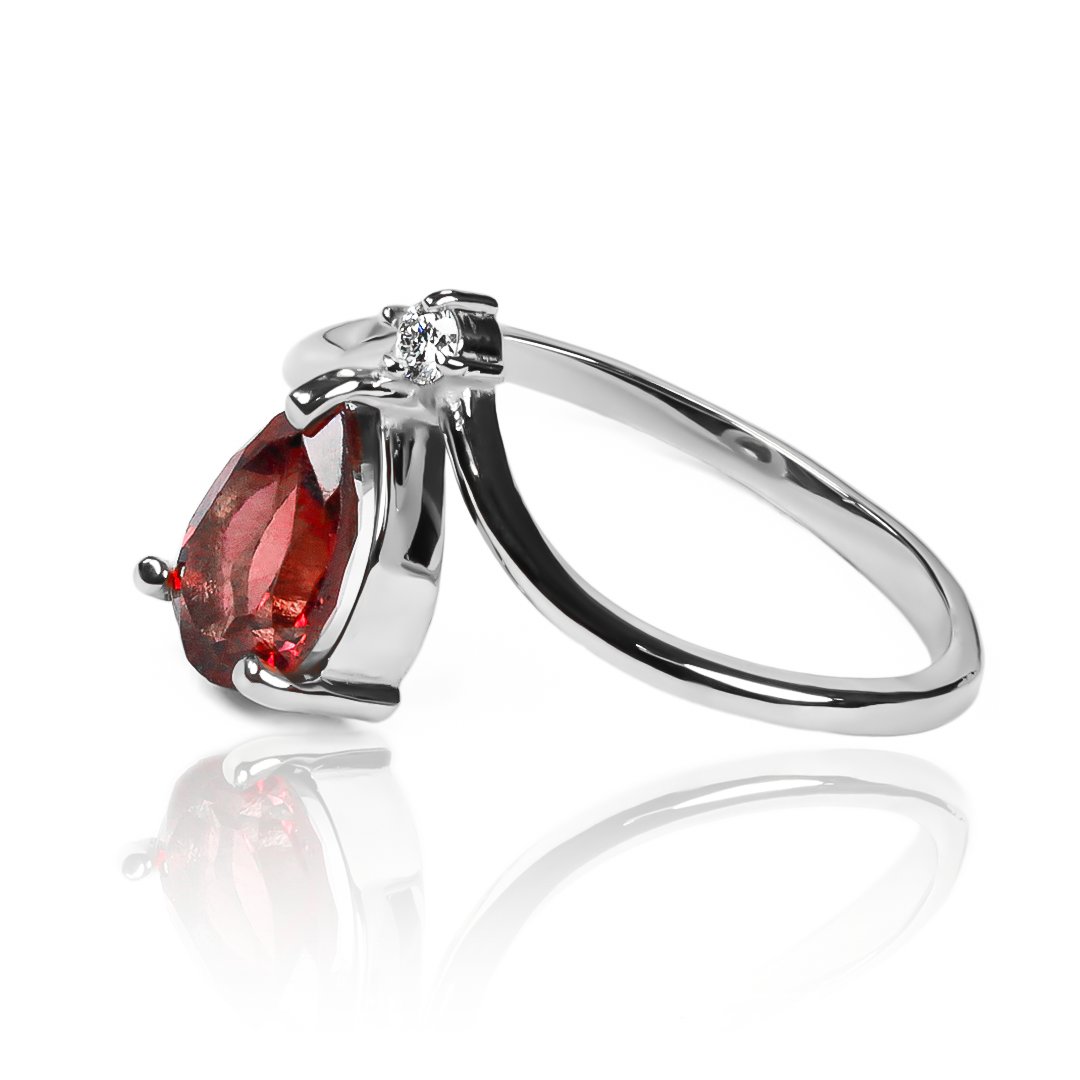 Anillo Garnet Passion, hecho de oro 18k con certificado de calidad y garantía de por vida, esta Joyería Caracas es una elección sofisticada y exclusiva para un momento tan especial.