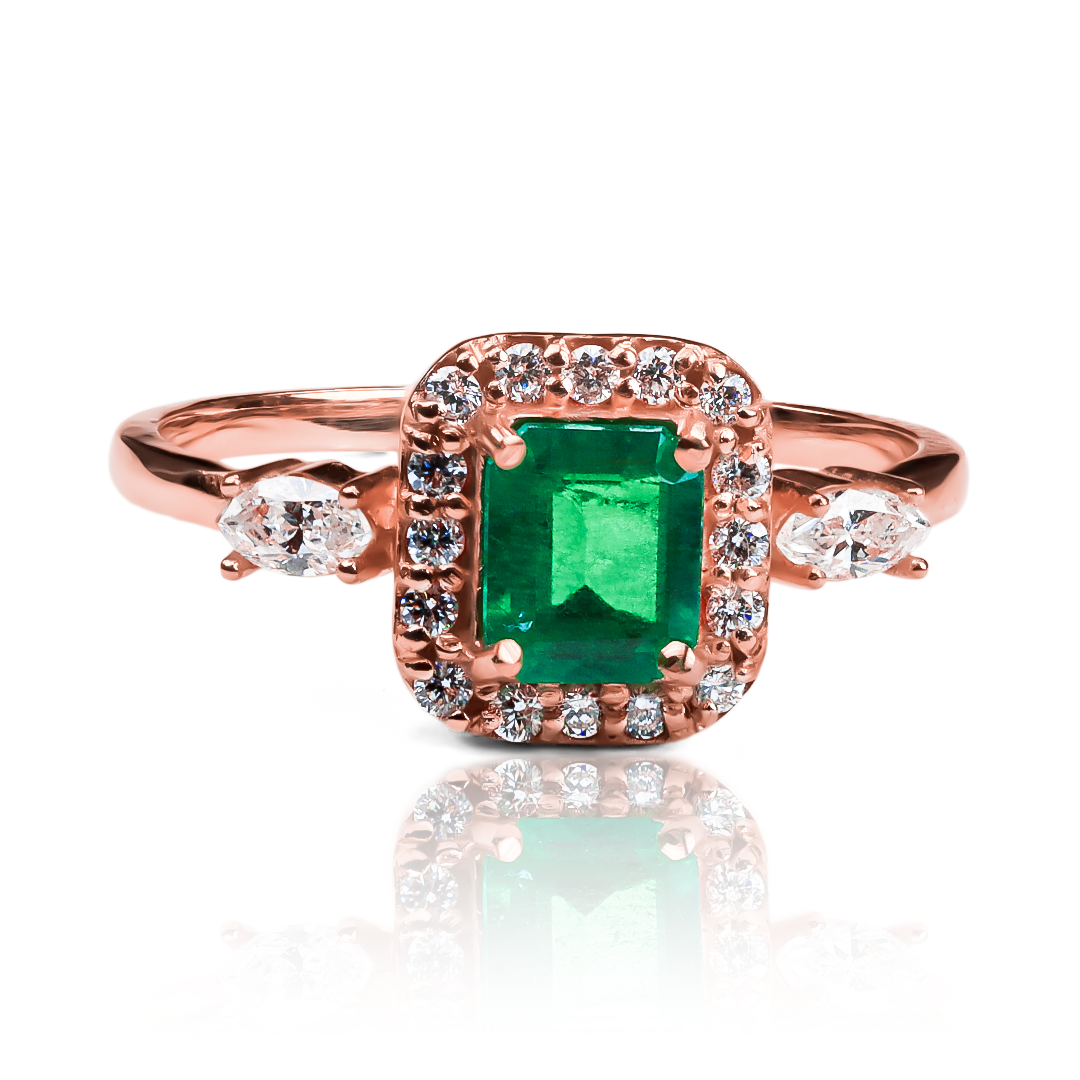 Anillo Emerald Heart ring, hecho de oro 18k con certificado de calidad y garantía de por vida, esta Joyería Caracas es una elección sofisticada y exclusiva para un momento tan especial. 