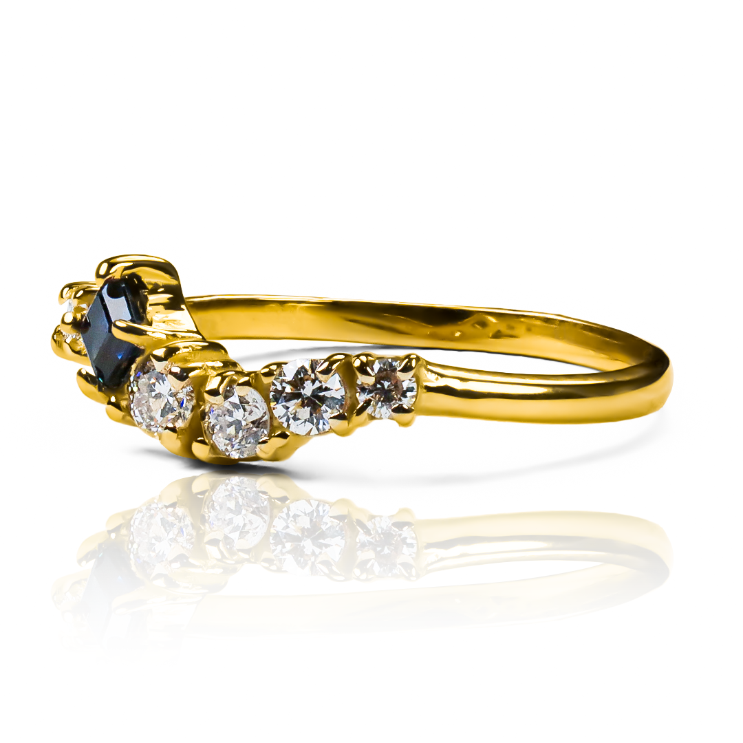 Anillo Frida Diamonds, hecho de oro 18k con certificado de calidad y garantía de por vida, esta Joyería Caracas es una elección sofisticada y exclusiva para un momento tan especial.