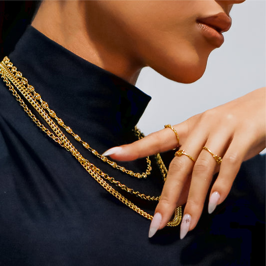 Cuello de mujer con cadena en tejido saduza en oro amarillo de 18k, hecho en Joyería Caracas. 