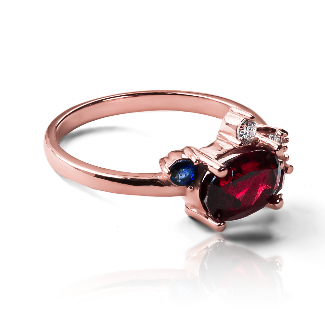 Anillo Trilogy, hecho de oro 18k con certificado de calidad y garantía de por vida, esta Joyería Caracas es una elección sofisticada y exclusiva para un momento tan especial.