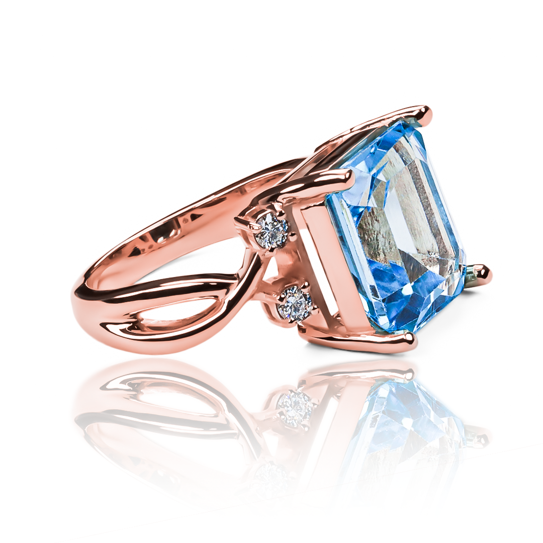 Anillo Emerald Heart ring, hecho de oro 18k con certificado de calidad y garantía de por vida, esta Joyería Caracas es una elección sofisticada y exclusiva para un momento tan especial.