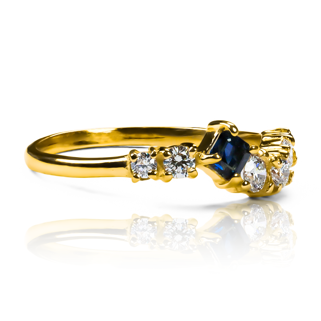 Anillo Frida Diamonds, hecho de oro 18k con certificado de calidad y garantía de por vida, esta Joyería Caracas es una elección sofisticada y exclusiva para un momento tan especial.