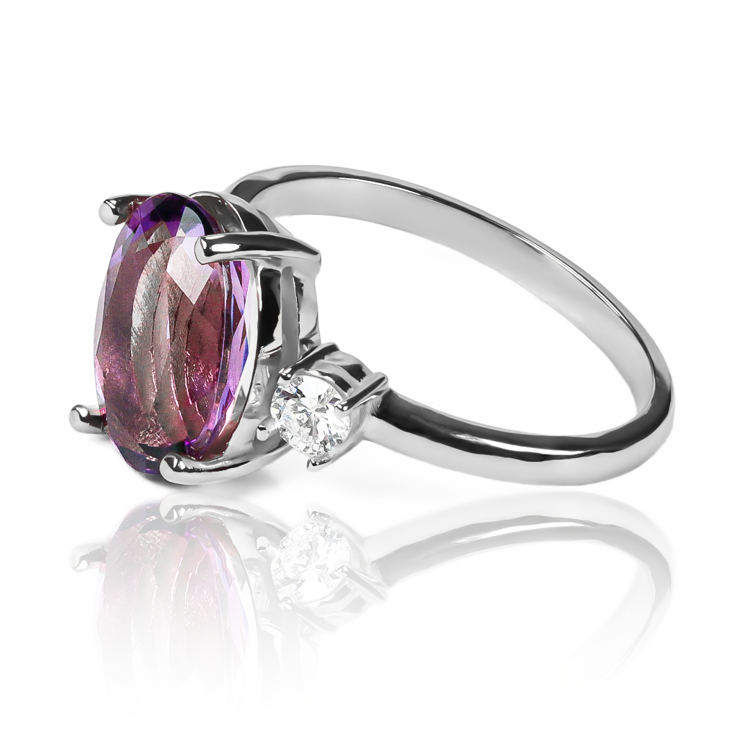 Anillo Purple Sky, hecho de oro 18k con certificado de calidad y garantía de por vida, esta Joyería Caracas es una elección sofisticada y exclusiva para un momento tan especial. 