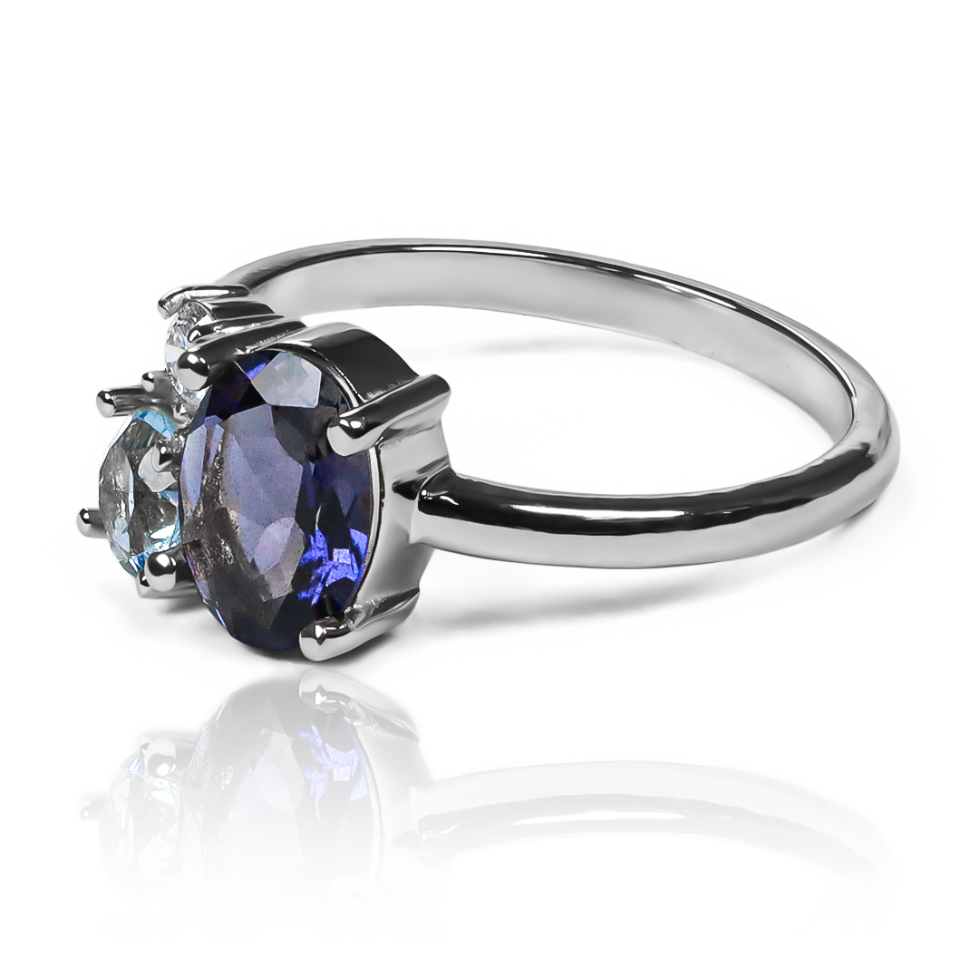 Anillo Purple sky plus topaz, hecho de oro 18k con certificado de calidad y garantía de por vida, esta Joyería Caracas es una elección sofisticada y exclusiva para un momento tan especial.