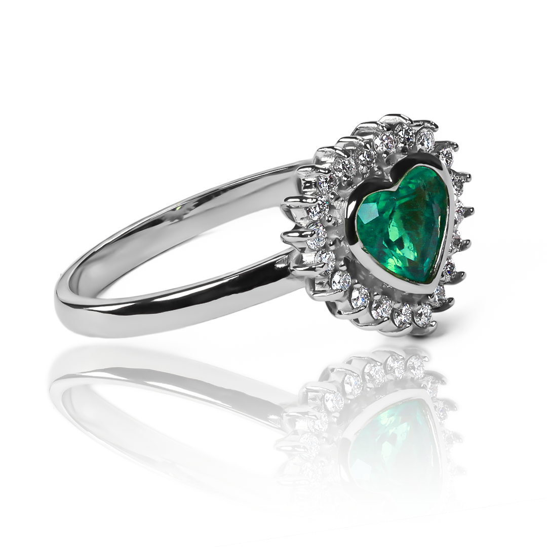 Anillo Emerald Heart ring, hecho de oro 18k con certificado de calidad y garantía de por vida, esta Joyería Caracas es una elección sofisticada y exclusiva para un momento tan especial.