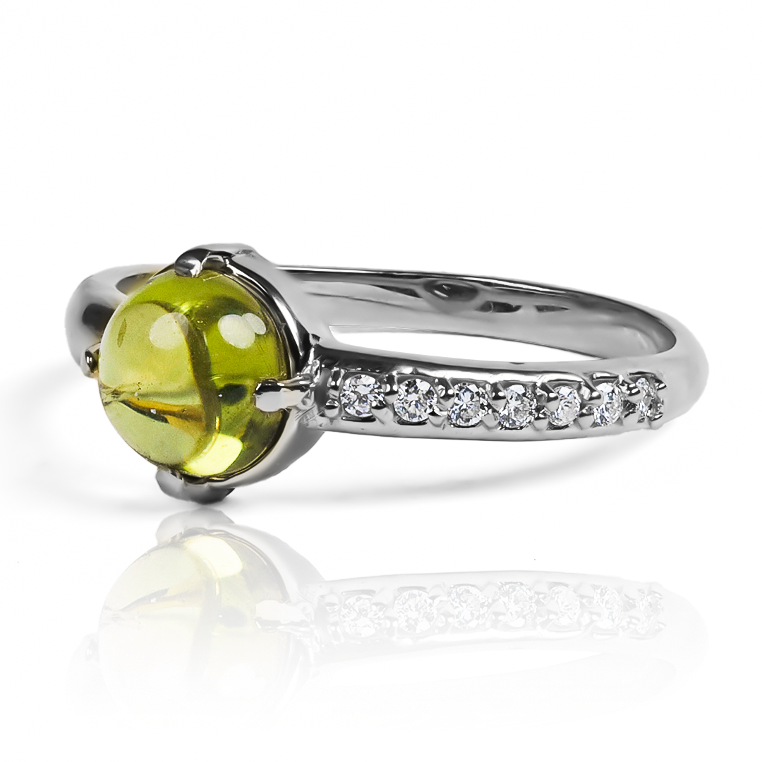Anillo Topacio one line diamonds, hecho de oro 18k con certificado de calidad y garantía de por vida, esta Joyería Caracas es una elección sofisticada y exclusiva para un momento tan especial.
