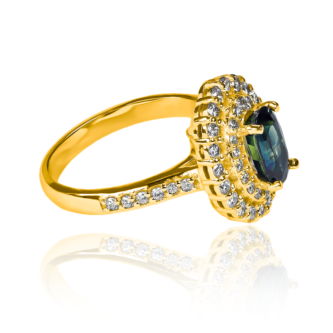 Anillo Queen's Sapphire, hecho de oro 18k con certificado de calidad y garantía de por vida, esta Joyería Caracas es una elección sofisticada y exclusiva para un momento tan especial.