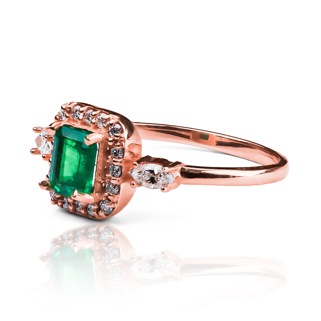 Anillo Emerald Heart ring, hecho de oro 18k con certificado de calidad y garantía de por vida, esta Joyería Caracas es una elección sofisticada y exclusiva para un momento tan especial. 