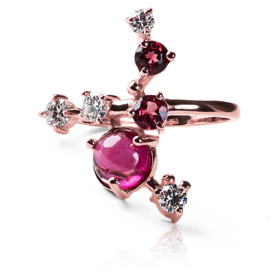 Anillo Red Garden, hecho de oro 18k con certificado de calidad y garantía de por vida, esta Joyería Caracas es una elección sofisticada y exclusiva para un momento tan especial. 