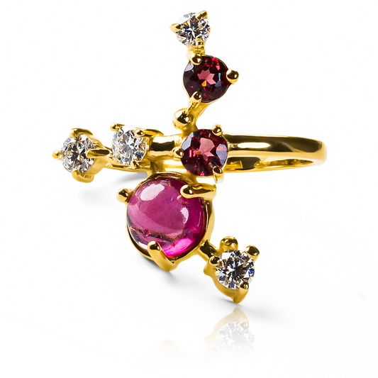 Anillo Red Garden, hecho de oro 18k con certificado de calidad y garantía de por vida, esta Joyería Caracas es una elección sofisticada y exclusiva para un momento tan especial. 