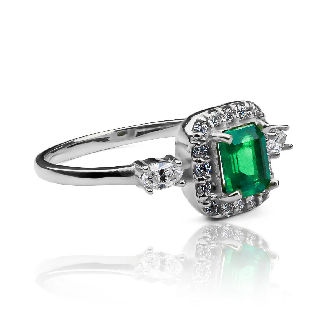 Anillo Emerald Heart ring, hecho de oro 18k con certificado de calidad y garantía de por vida, esta Joyería Caracas es una elección sofisticada y exclusiva para un momento tan especial. 