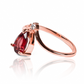 Anillo Garnet Passion, hecho de oro 18k con certificado de calidad y garantía de por vida, esta Joyería Caracas es una elección sofisticada y exclusiva para un momento tan especial.