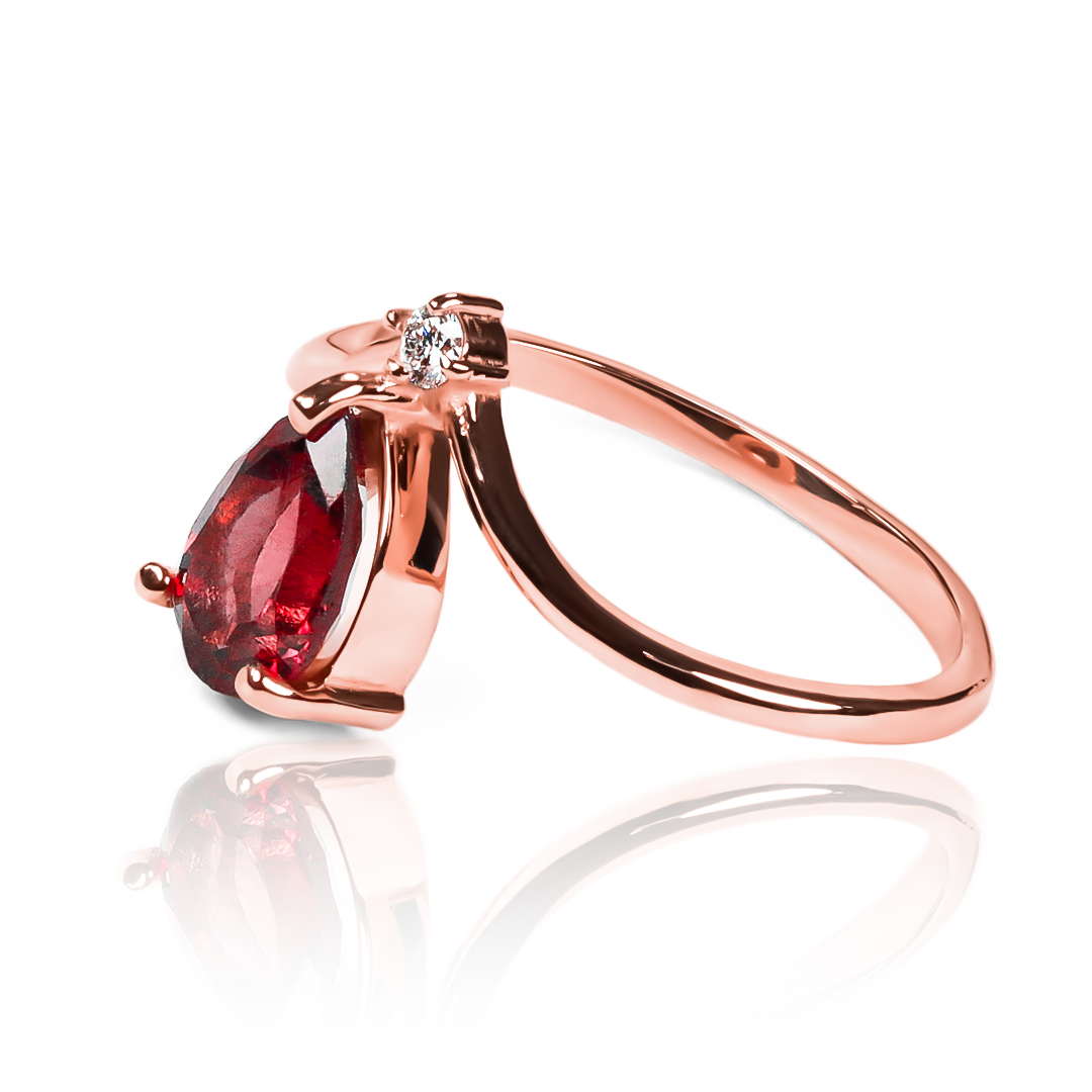 Anillo Garnet Passion, hecho de oro 18k con certificado de calidad y garantía de por vida, esta Joyería Caracas es una elección sofisticada y exclusiva para un momento tan especial.
