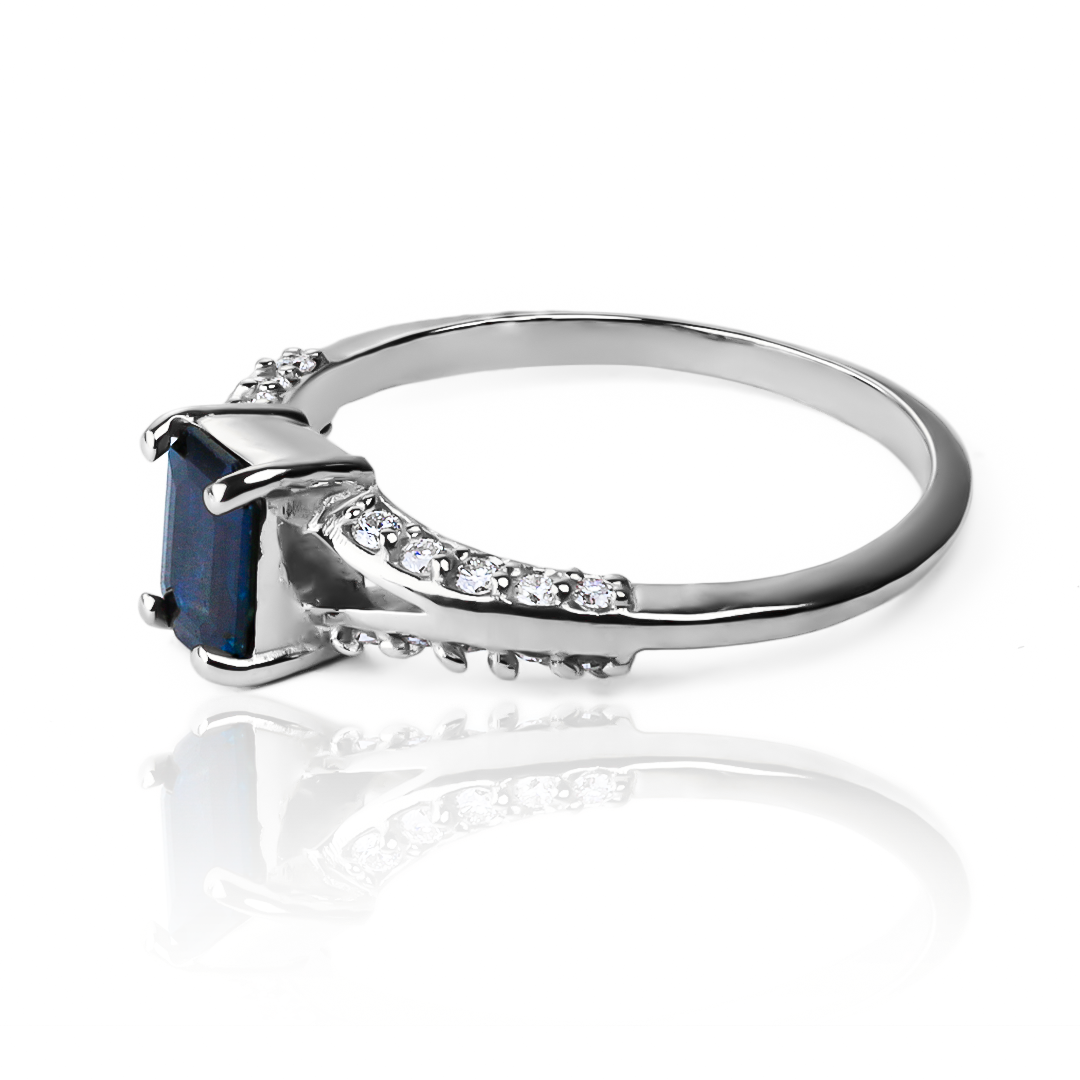 Anillo Sapphire Bridge, hecho de oro 18k con certificado de calidad y garantía de por vida, esta Joyería Caracas es una elección sofisticada y exclusiva para un momento tan especial.