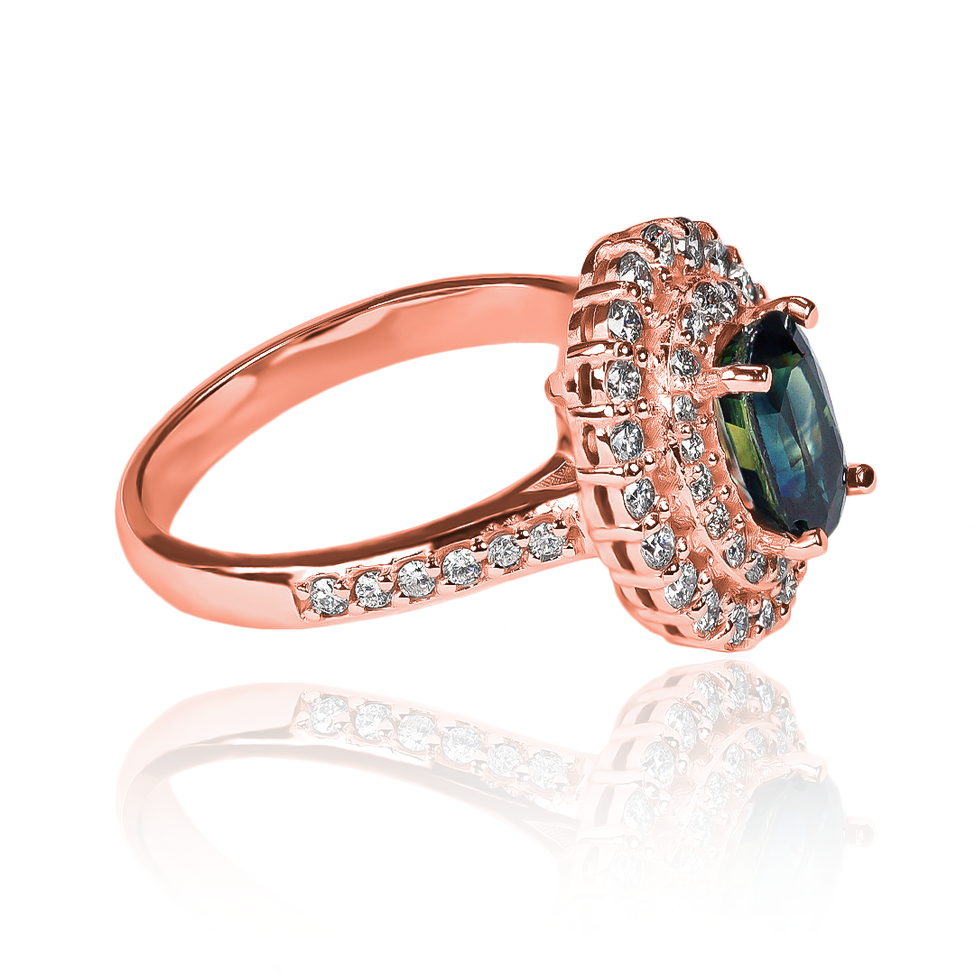 Anillo Queen's Sapphire, hecho de oro 18k con certificado de calidad y garantía de por vida, esta Joyería Caracas es una elección sofisticada y exclusiva para un momento tan especial.
