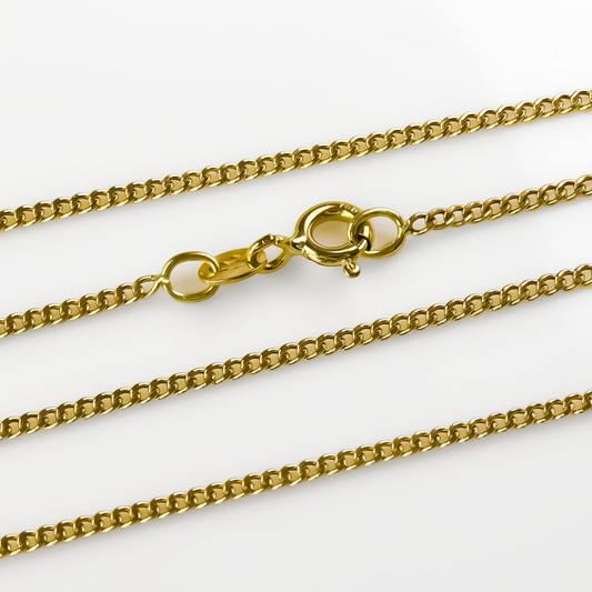 Cadena mini cubana 60 de Joyería Caracas está hecha de oro 18k y cuenta con una garantía de por vida.