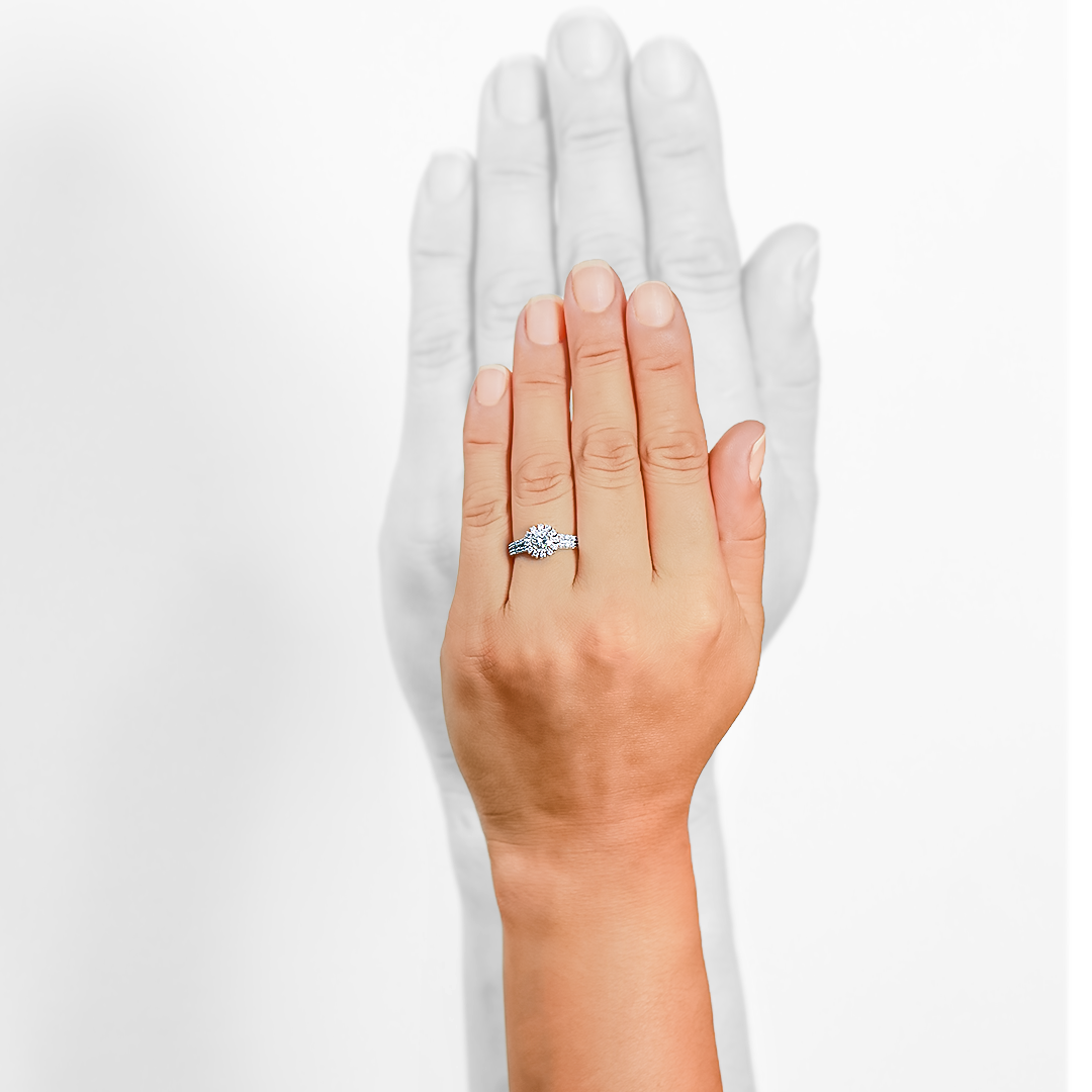 Mano de mujer con anillo en oro blanco de 18 quilates con diamantes en color blanco, hecho en Joyería Caracas. 