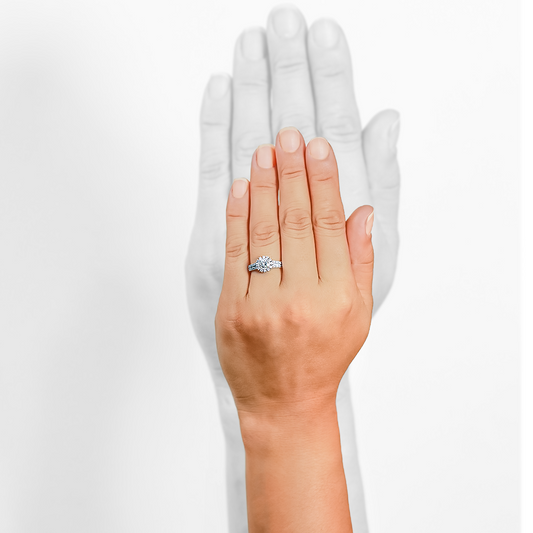 Mano de mujer con anillo en oro blanco de 18 quilates con diamantes en color blanco, hecho en Joyería Caracas. 