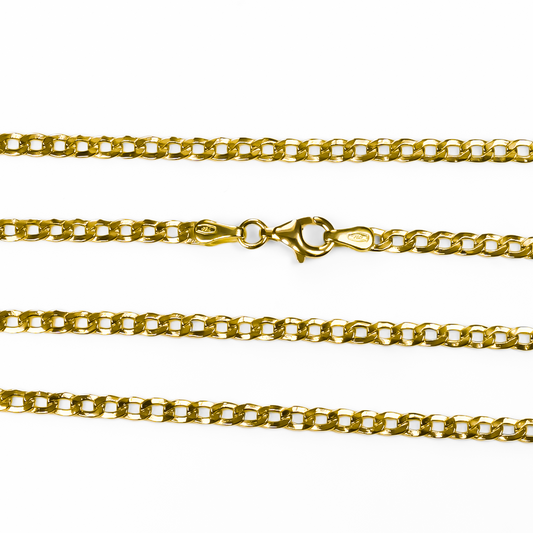 Cadena Cubana seguida 60 de la Joyería Caracas es un clásico atemporal, en oro amarillo de 18 quilates y cuenta con garantía de por vida. 