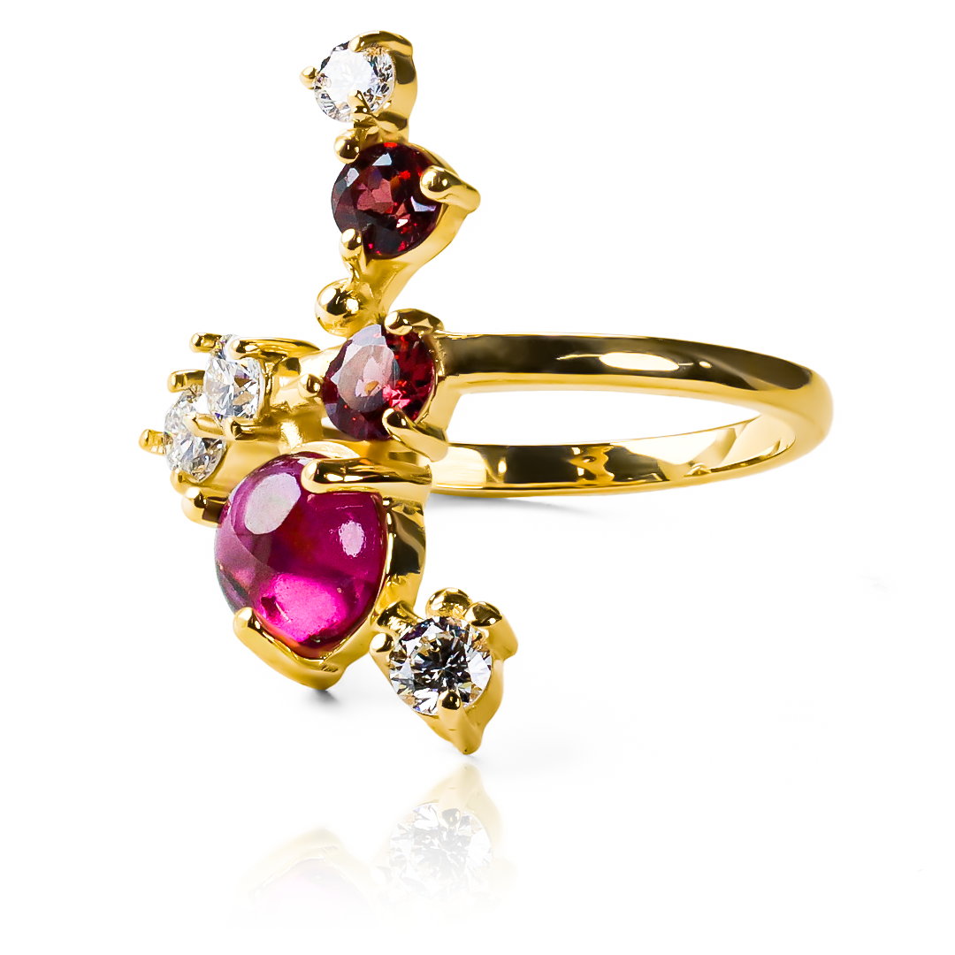 Anillo Red Garden, hecho de oro 18k con certificado de calidad y garantía de por vida, esta Joyería Caracas es una elección sofisticada y exclusiva para un momento tan especial. 