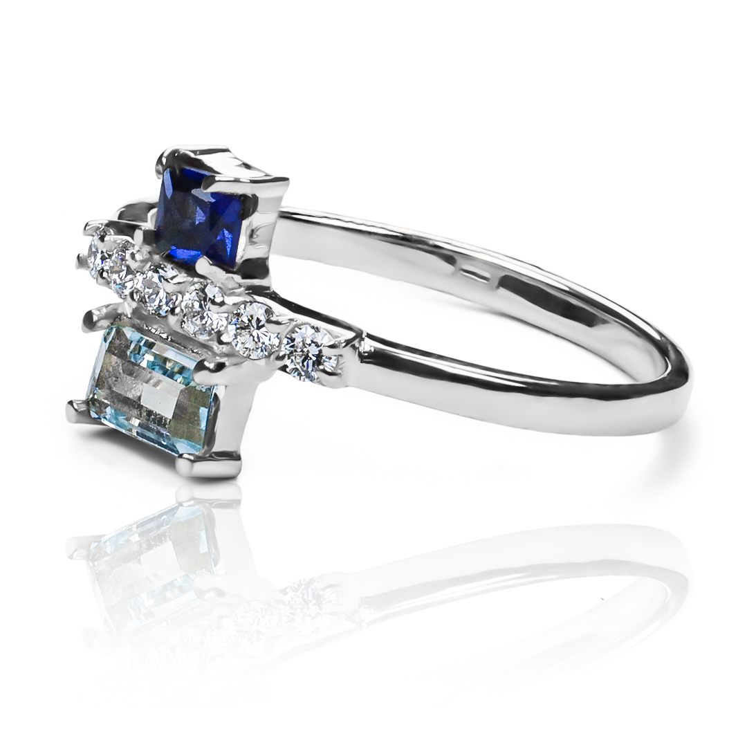 Anillo Sapphire Tower, hecho de oro 18k con certificado de calidad y garantía de por vida, esta Joyería Caracas es una elección sofisticada y exclusiva para un momento tan especial.