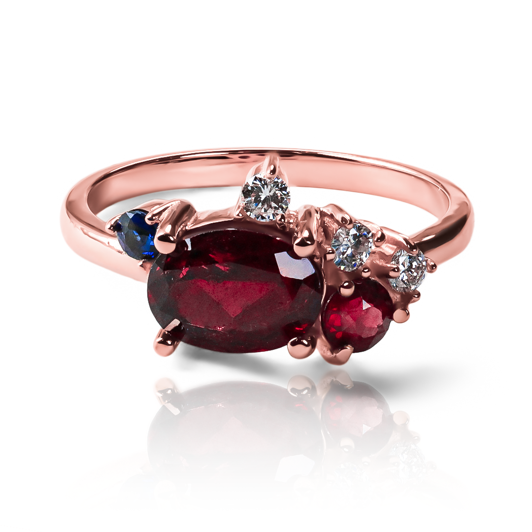 Anillo Trilogy, hecho de oro 18k con certificado de calidad y garantía de por vida, esta Joyería Caracas es una elección sofisticada y exclusiva para un momento tan especial.