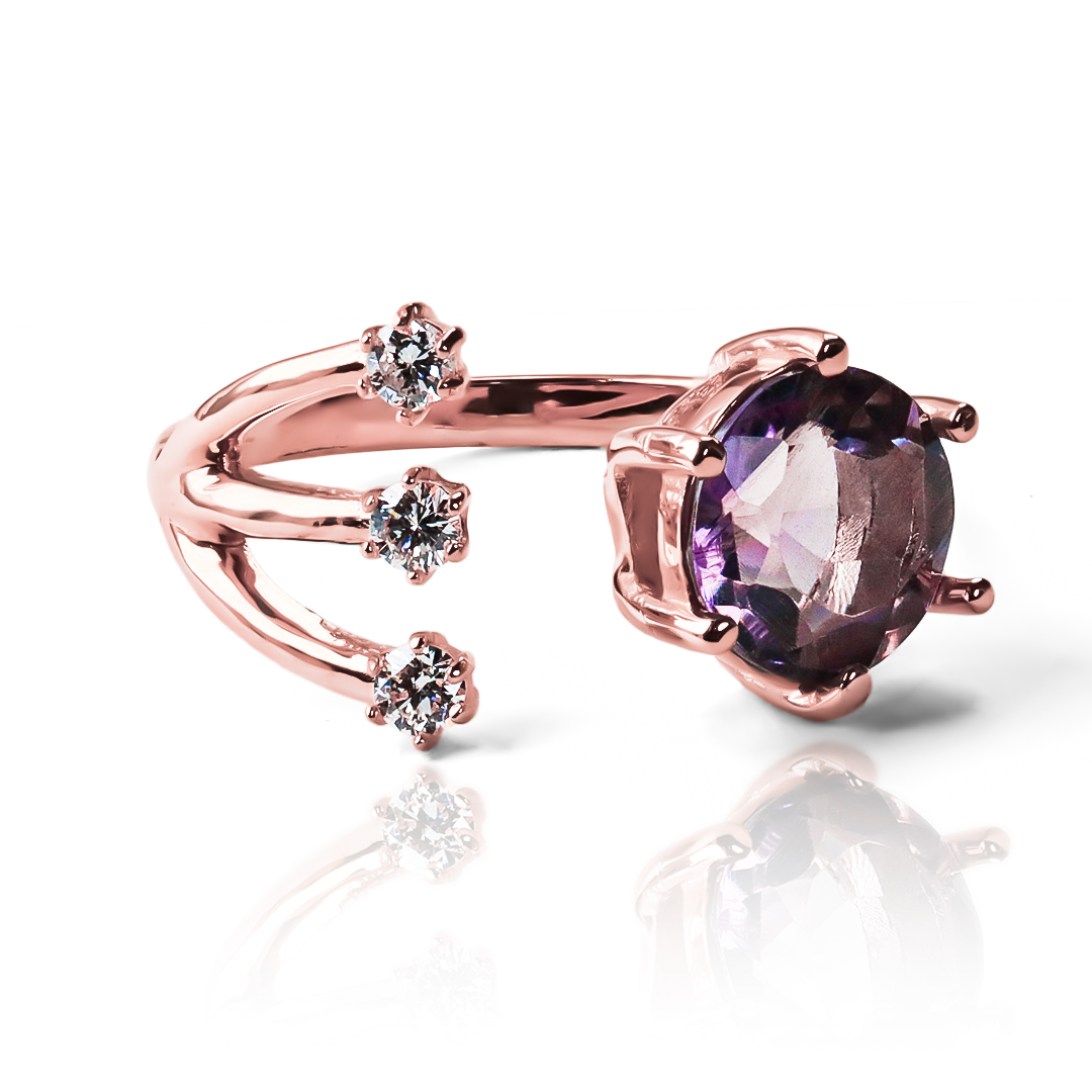 Anillo Menorah Inspired, hecho de oro 18k con certificado de calidad y garantía de por vida, esta Joyería Caracas es una elección sofisticada y exclusiva para un momento tan especial. 
