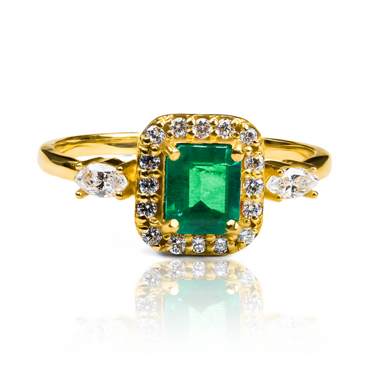 Anillo Emerald Heart ring, hecho de oro 18k con certificado de calidad y garantía de por vida, esta Joyería Caracas es una elección sofisticada y exclusiva para un momento tan especial. 
