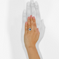 Mano de mujer con anillo en oro blanco de 18 quilates con zafiro de color azul en el centro, 30 diamantes de color blanco y 20 diamantes de color blanco alrededor, hecho en Joyería Caracas. 