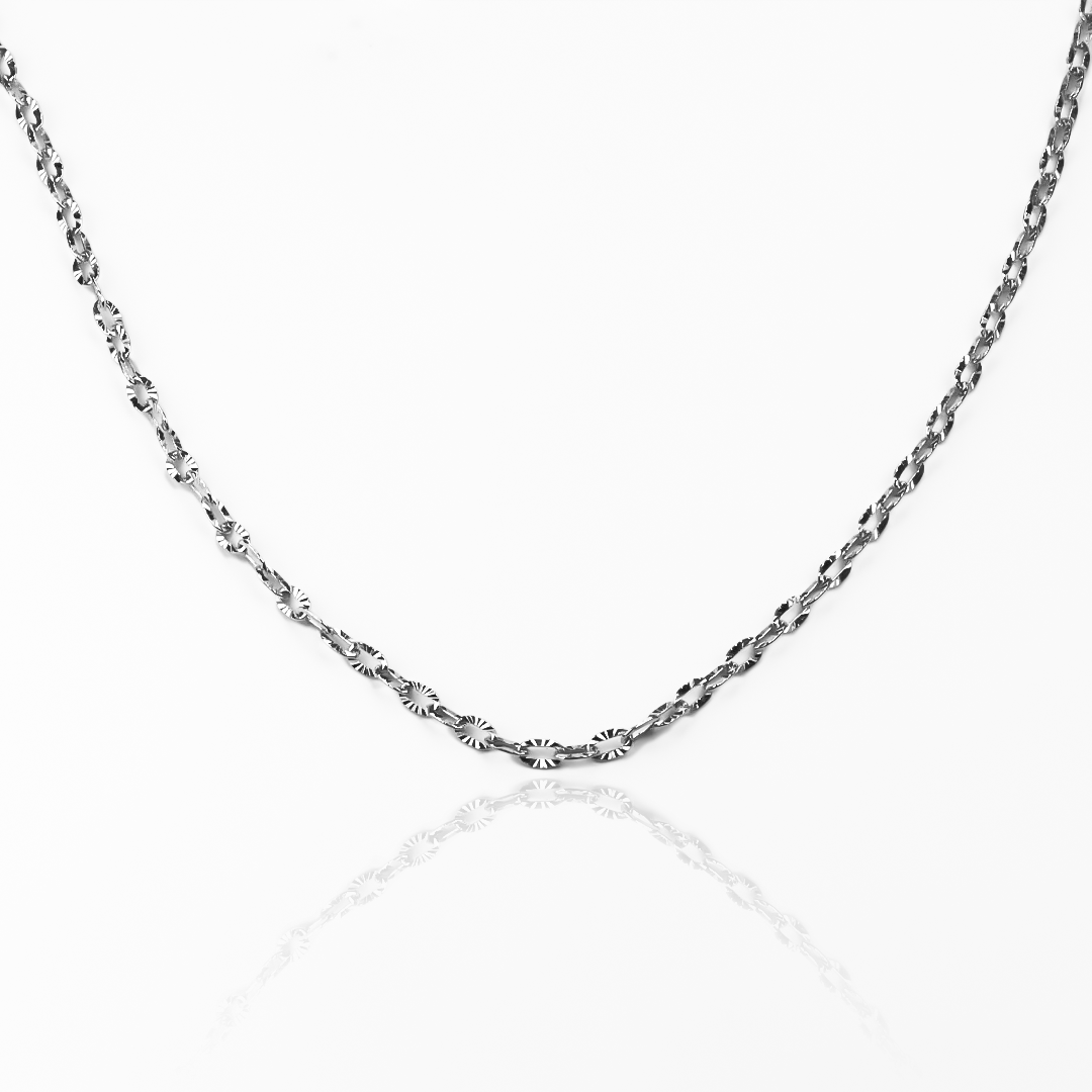 Cadena Classic F en oro de 18k es una adición elegante a cualquier atuendo. Fabricada en Joyería Caracas, con su elegante diseño blanco y su calidad duradera.