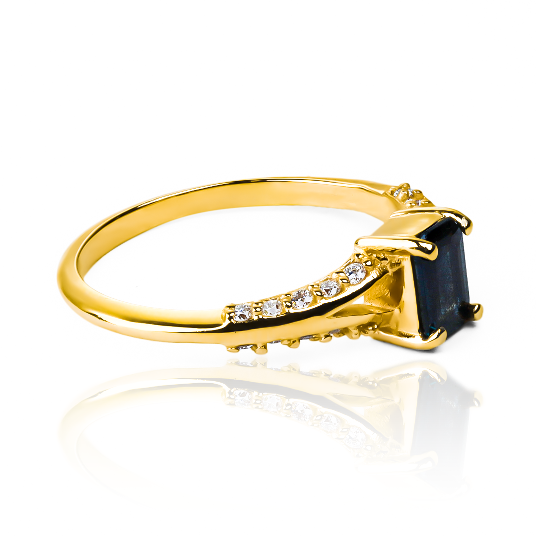 Anillo Sapphire Bridge, hecho de oro 18k con certificado de calidad y garantía de por vida, esta Joyería Caracas es una elección sofisticada y exclusiva para un momento tan especial.