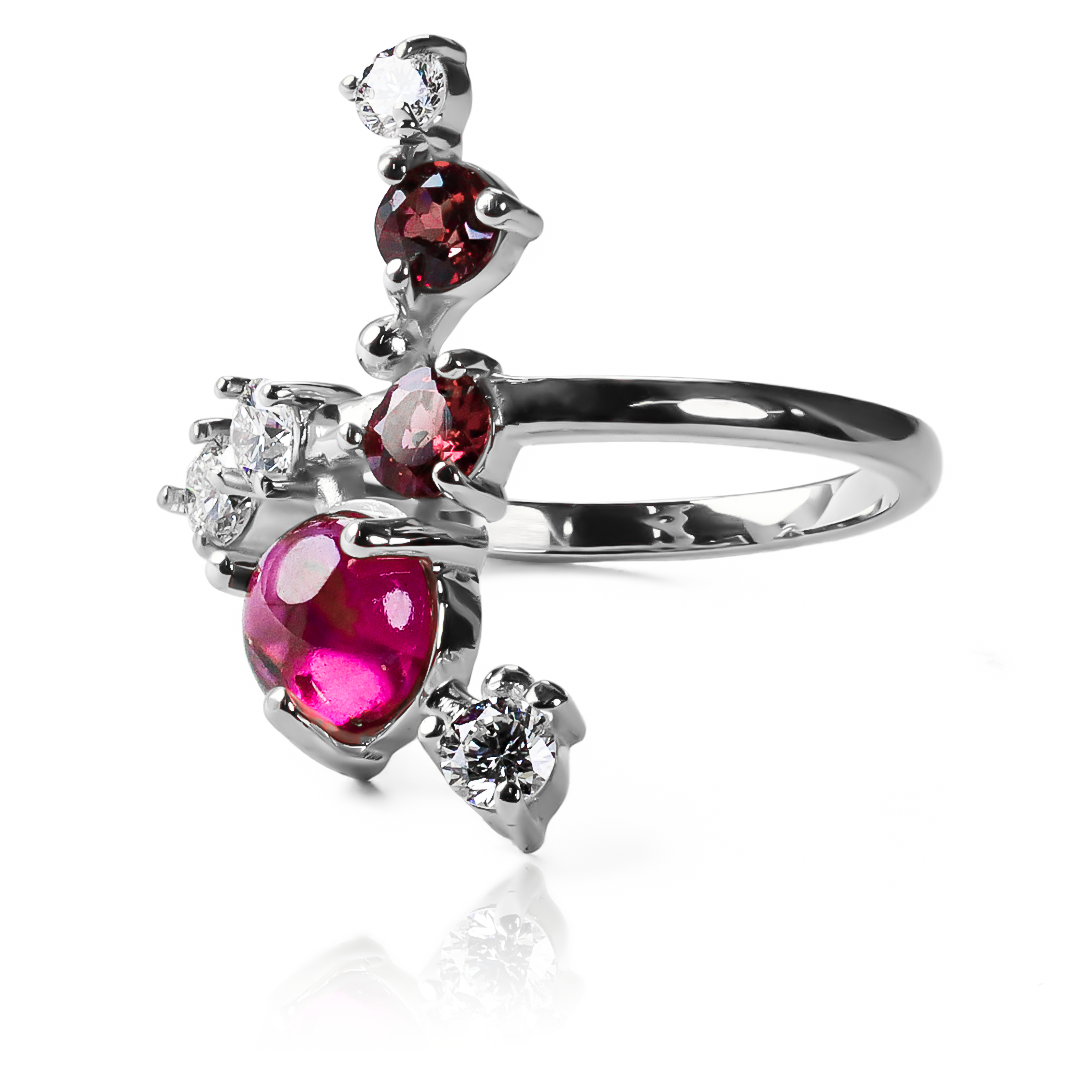 Anillo Red Garden, hecho de oro 18k con certificado de calidad y garantía de por vida, esta Joyería Caracas es una elección sofisticada y exclusiva para un momento tan especial. 