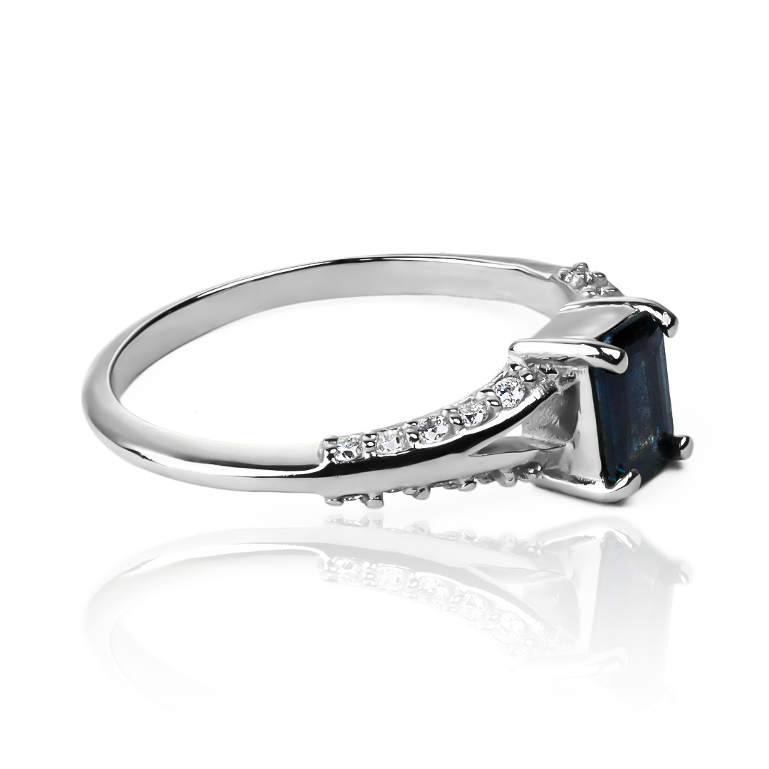 Anillo Sapphire Bridge, hecho de oro 18k con certificado de calidad y garantía de por vida, esta Joyería Caracas es una elección sofisticada y exclusiva para un momento tan especial.