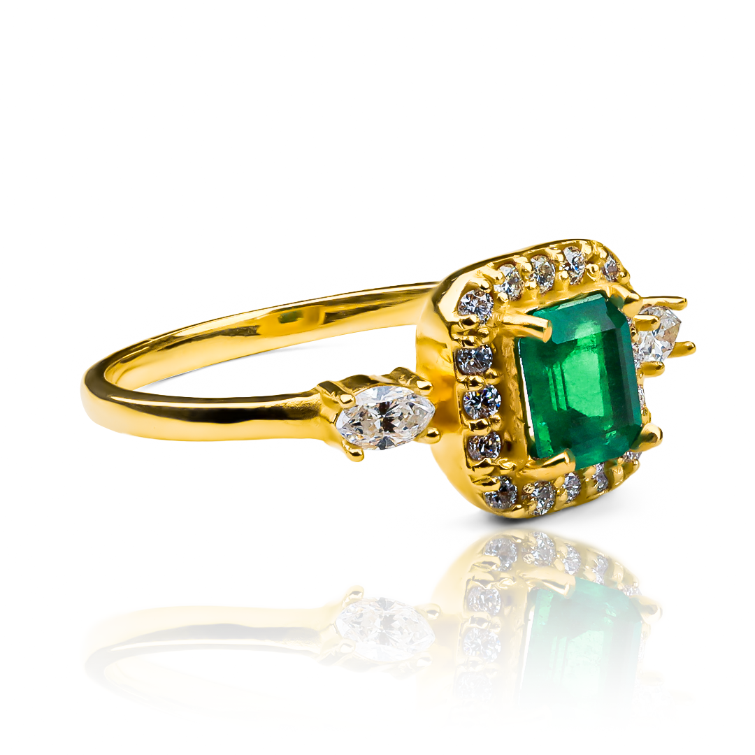 Anillo Emerald Heart ring, hecho de oro 18k con certificado de calidad y garantía de por vida, esta Joyería Caracas es una elección sofisticada y exclusiva para un momento tan especial. 