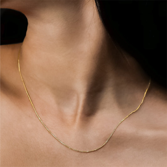 Cuello de mujer con cadena en tejido cubano en oro amarillo de 18k, hecho en Joyería Caracas. 