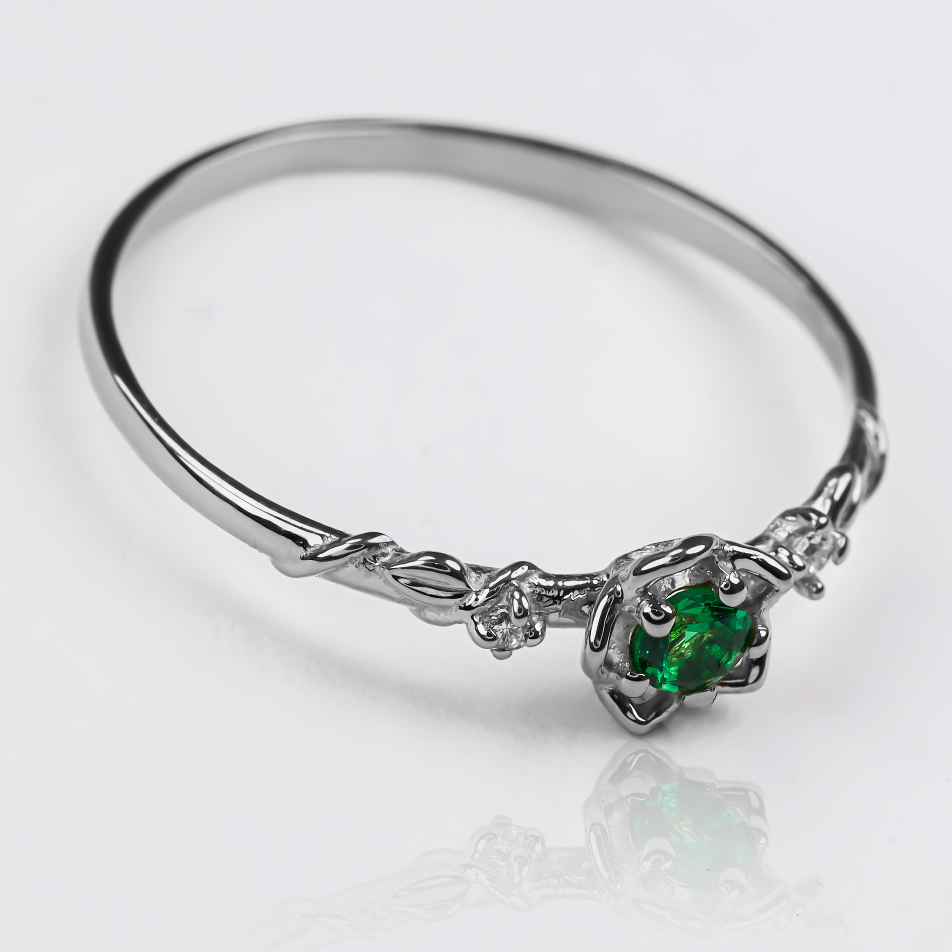 Anillo Espinas y Rosas S J, fabricado en oro 18k por Joyería Caracas, cuenta con certificado de calidad y garantía de por vida.