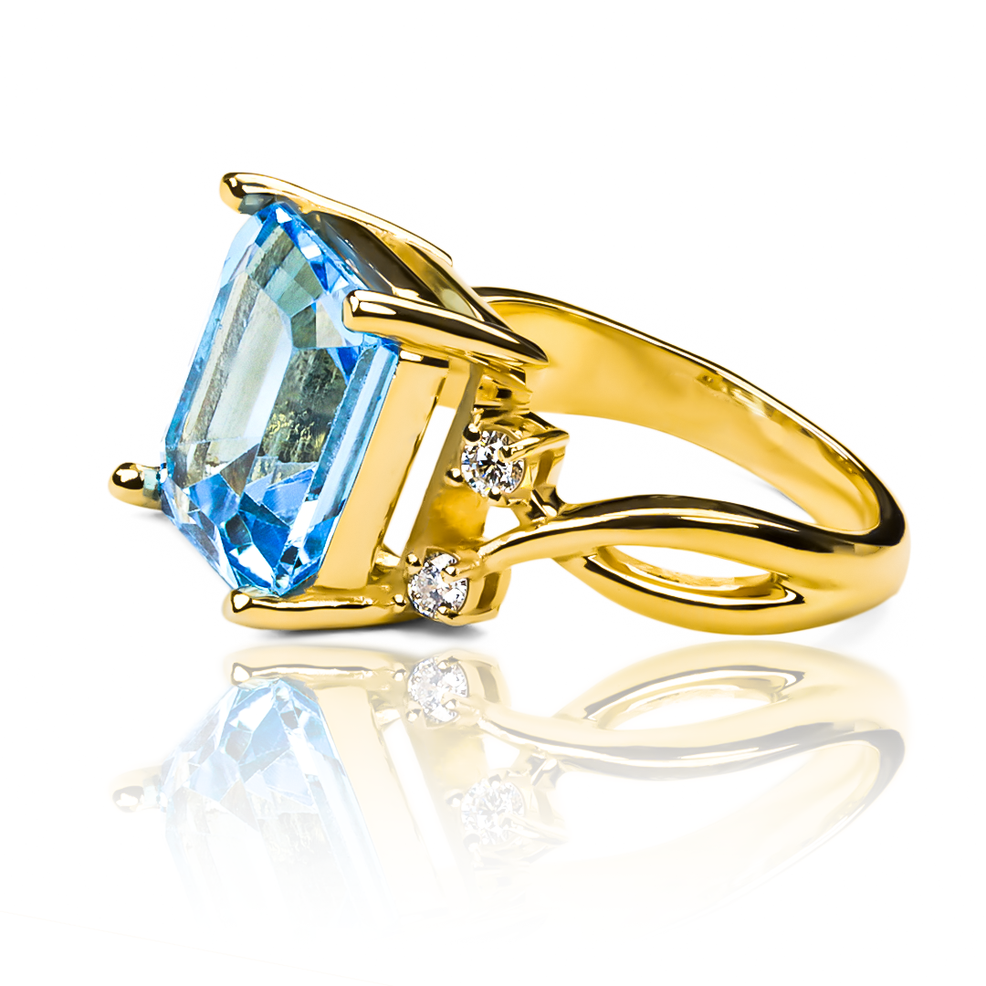 Anillo Emerald Heart ring, hecho de oro 18k con certificado de calidad y garantía de por vida, esta Joyería Caracas es una elección sofisticada y exclusiva para un momento tan especial.