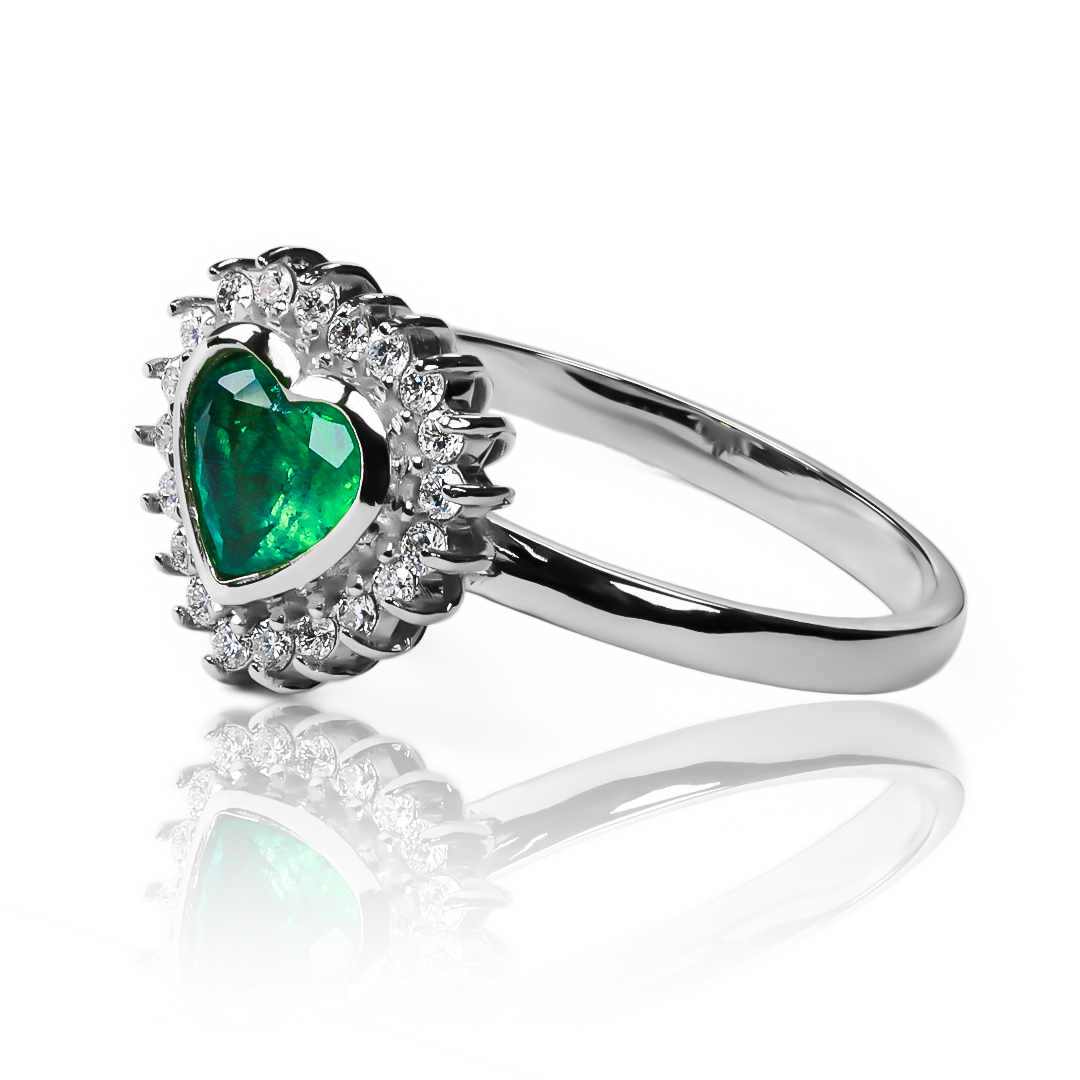 Anillo Emerald Heart ring, hecho de oro 18k con certificado de calidad y garantía de por vida, esta Joyería Caracas es una elección sofisticada y exclusiva para un momento tan especial.