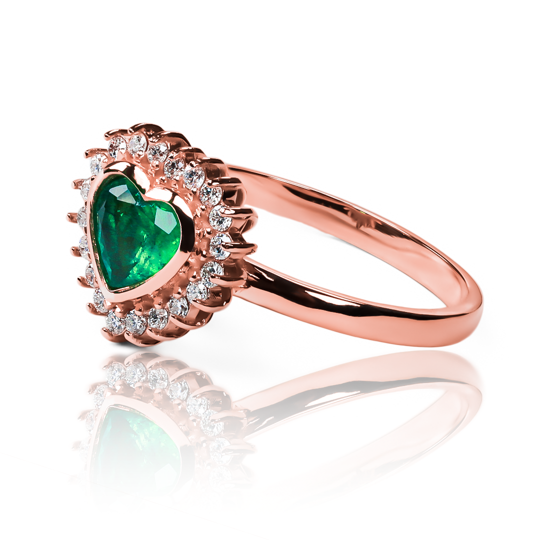Anillo Emerald Heart ring, hecho de oro 18k con certificado de calidad y garantía de por vida, esta Joyería Caracas es una elección sofisticada y exclusiva para un momento tan especial.