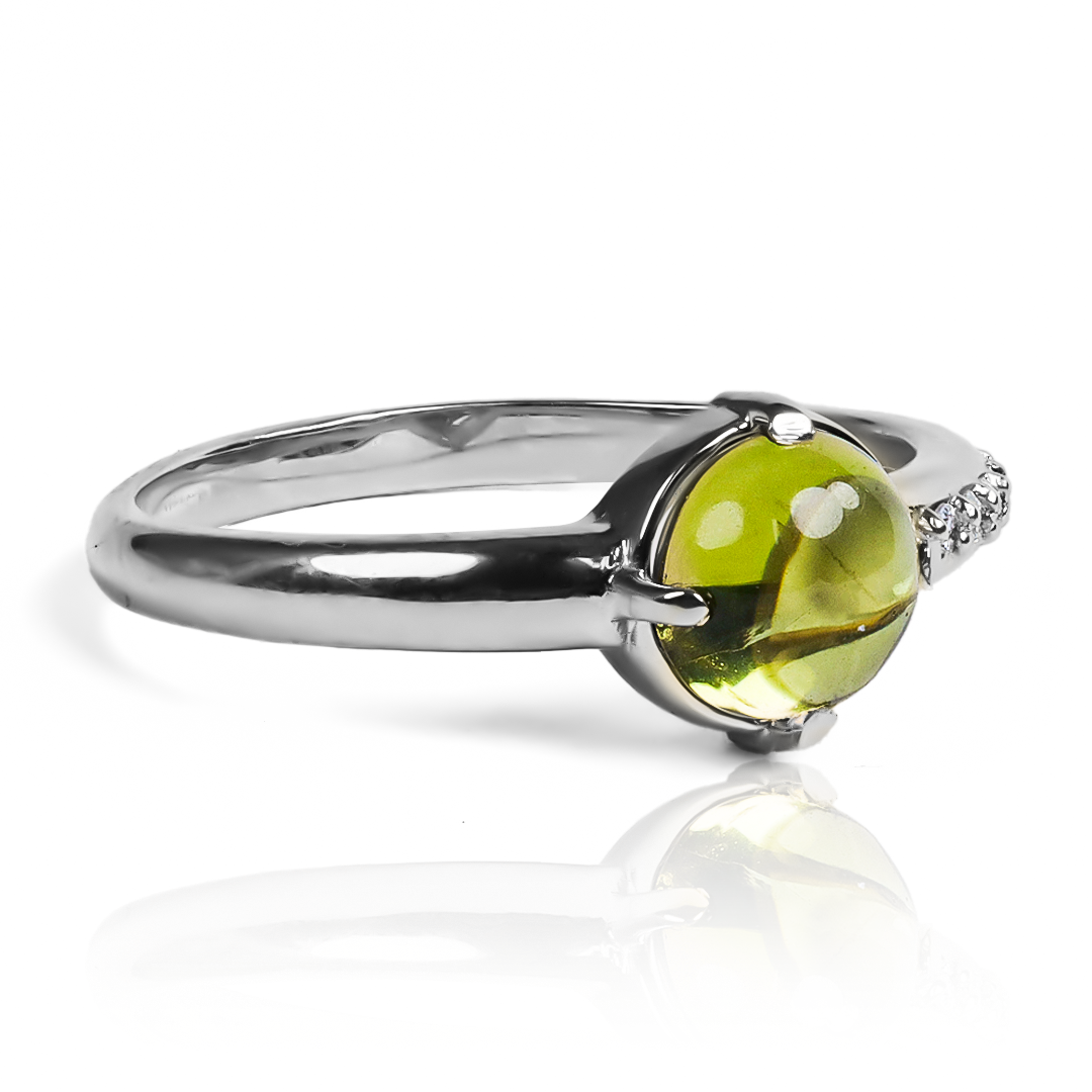 Anillo Topacio one line diamonds, hecho de oro 18k con certificado de calidad y garantía de por vida, esta Joyería Caracas es una elección sofisticada y exclusiva para un momento tan especial.