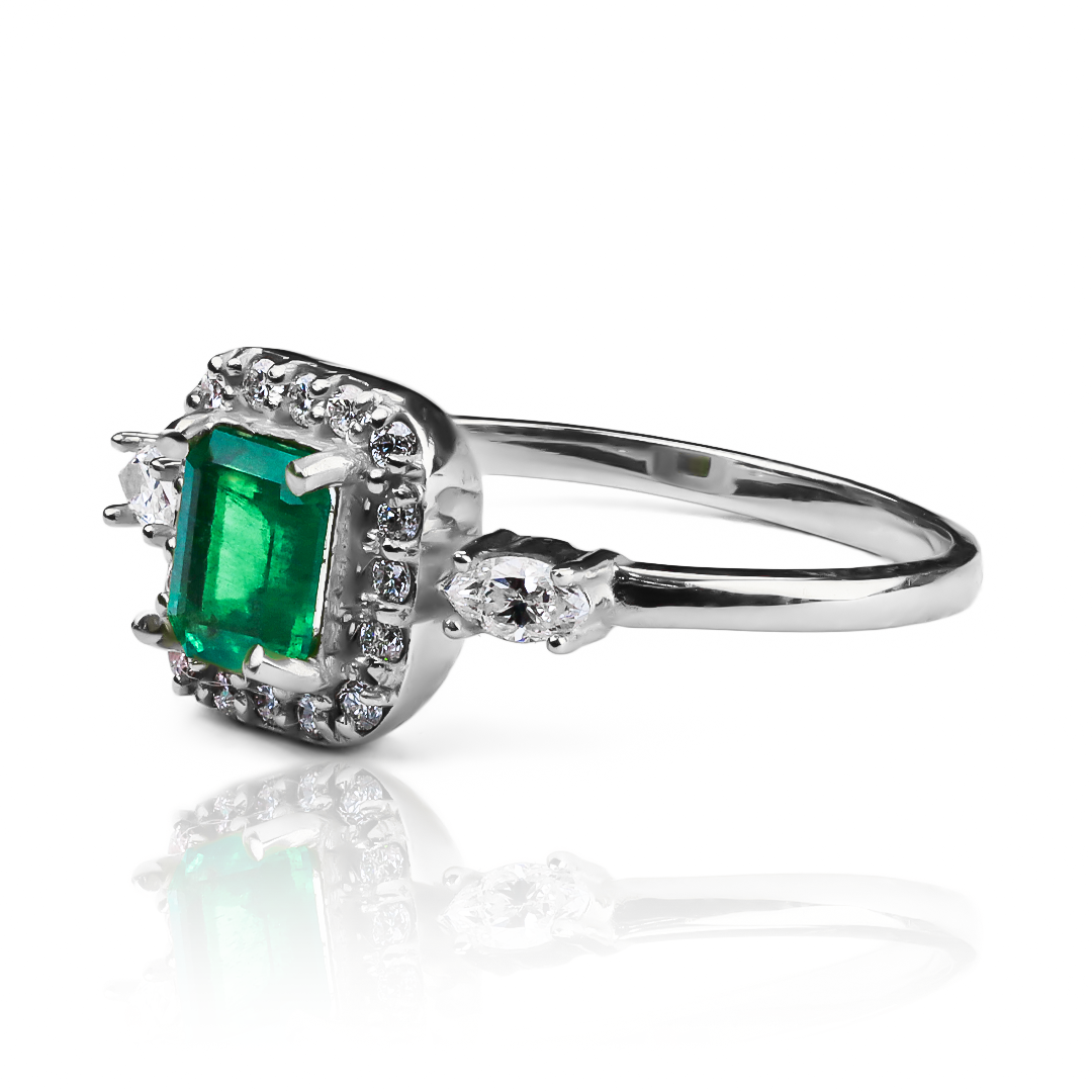 Anillo Emerald Heart ring, hecho de oro 18k con certificado de calidad y garantía de por vida, esta Joyería Caracas es una elección sofisticada y exclusiva para un momento tan especial. 