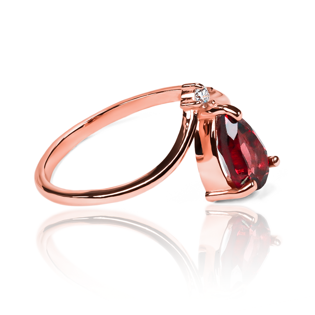 Anillo Garnet Passion, hecho de oro 18k con certificado de calidad y garantía de por vida, esta Joyería Caracas es una elección sofisticada y exclusiva para un momento tan especial.