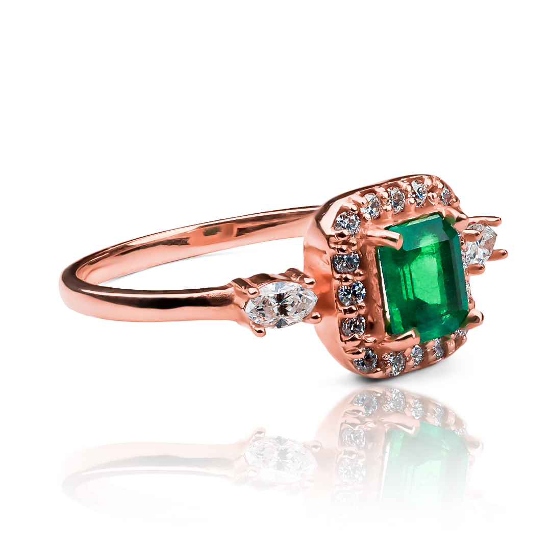 Anillo Emerald Heart ring, hecho de oro 18k con certificado de calidad y garantía de por vida, esta Joyería Caracas es una elección sofisticada y exclusiva para un momento tan especial. 
