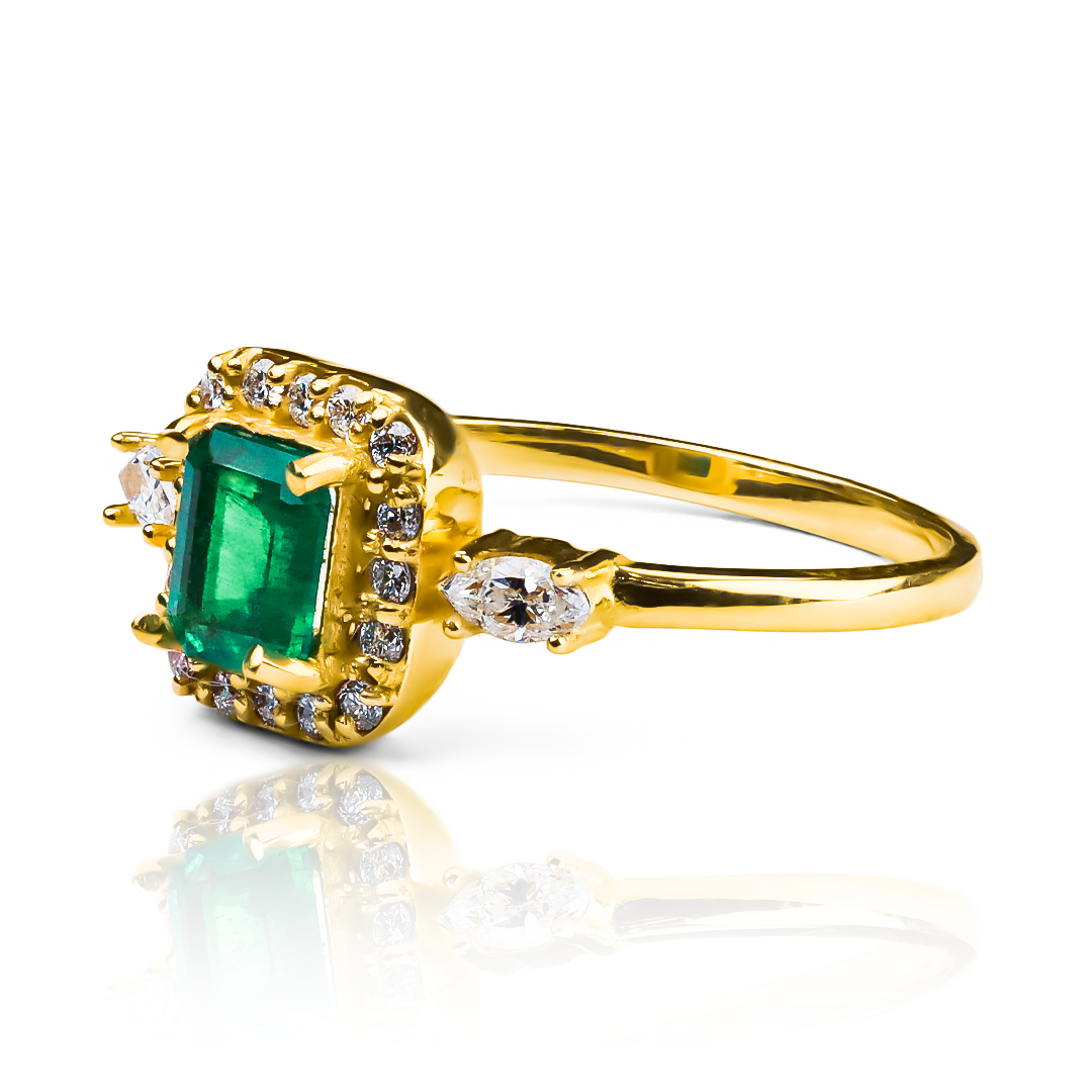 Anillo Emerald Heart ring, hecho de oro 18k con certificado de calidad y garantía de por vida, esta Joyería Caracas es una elección sofisticada y exclusiva para un momento tan especial. 