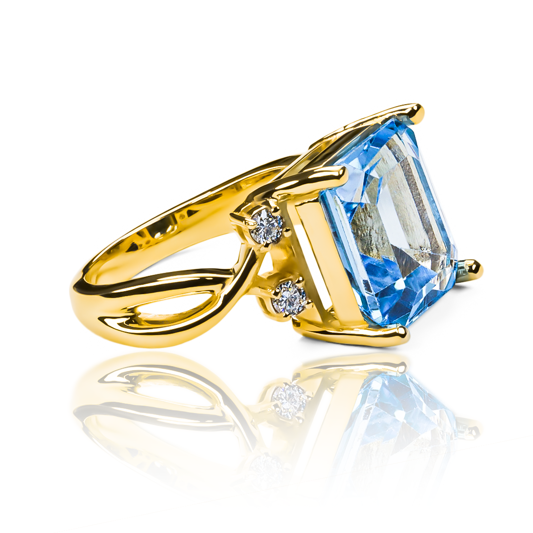 Anillo Emerald Heart ring, hecho de oro 18k con certificado de calidad y garantía de por vida, esta Joyería Caracas es una elección sofisticada y exclusiva para un momento tan especial.