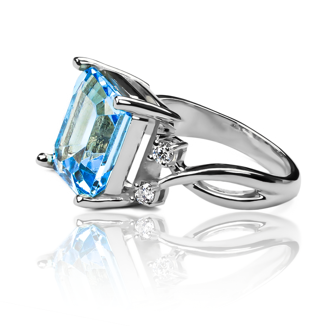Anillo Emerald Heart ring, hecho de oro 18k con certificado de calidad y garantía de por vida, esta Joyería Caracas es una elección sofisticada y exclusiva para un momento tan especial.