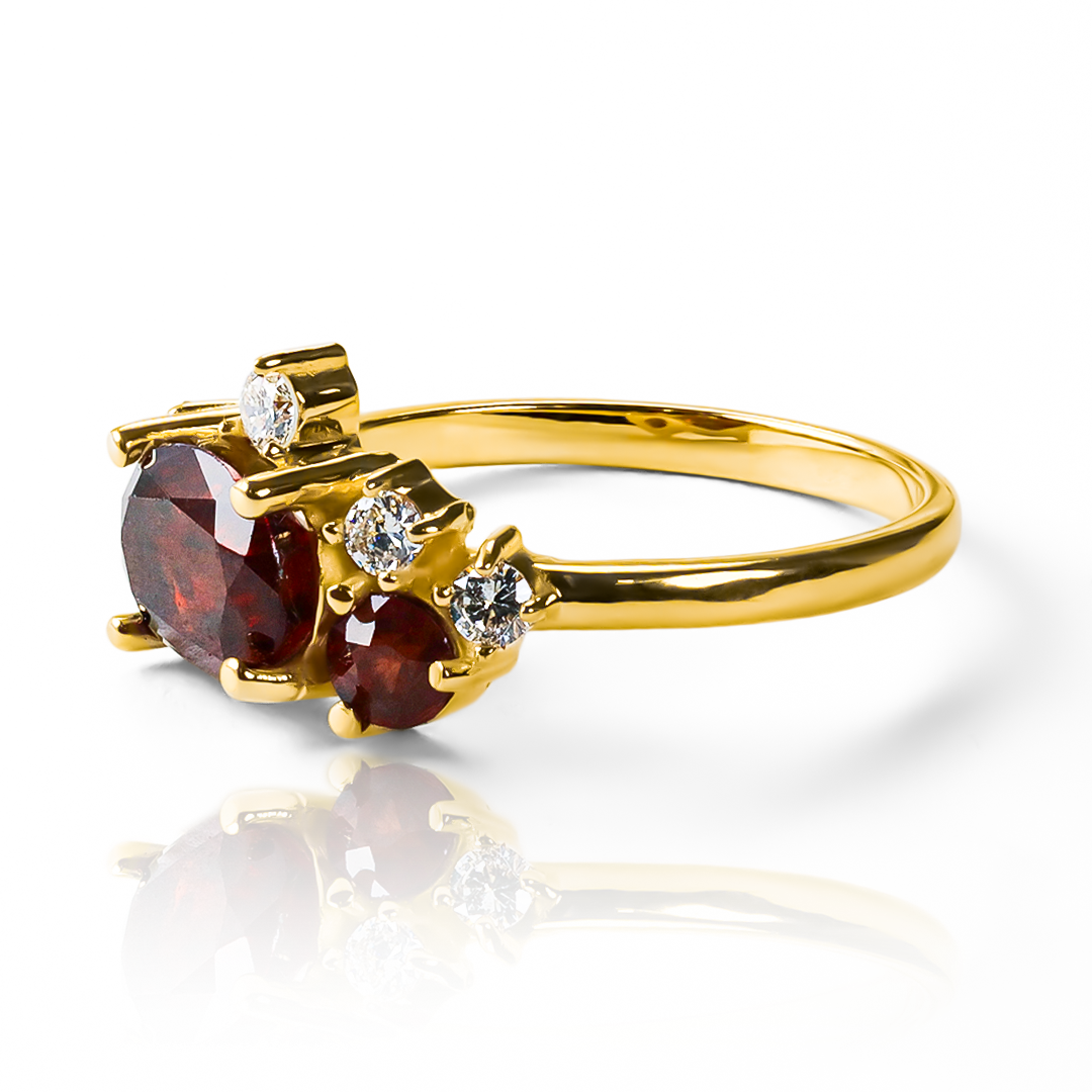 Anillo Trilogy, hecho de oro 18k con certificado de calidad y garantía de por vida, esta Joyería Caracas es una elección sofisticada y exclusiva para un momento tan especial.