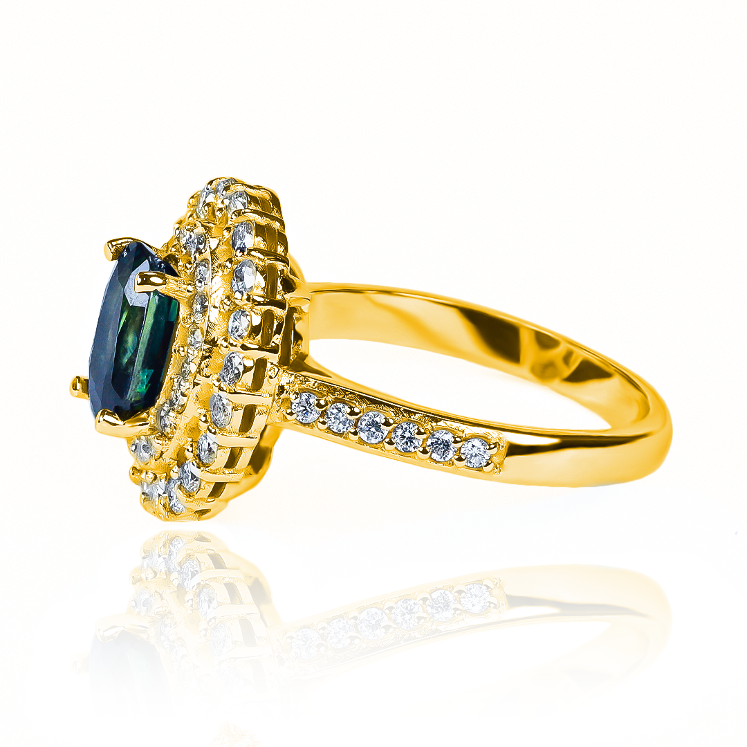 Anillo Queen's Sapphire, hecho de oro 18k con certificado de calidad y garantía de por vida, esta Joyería Caracas es una elección sofisticada y exclusiva para un momento tan especial.