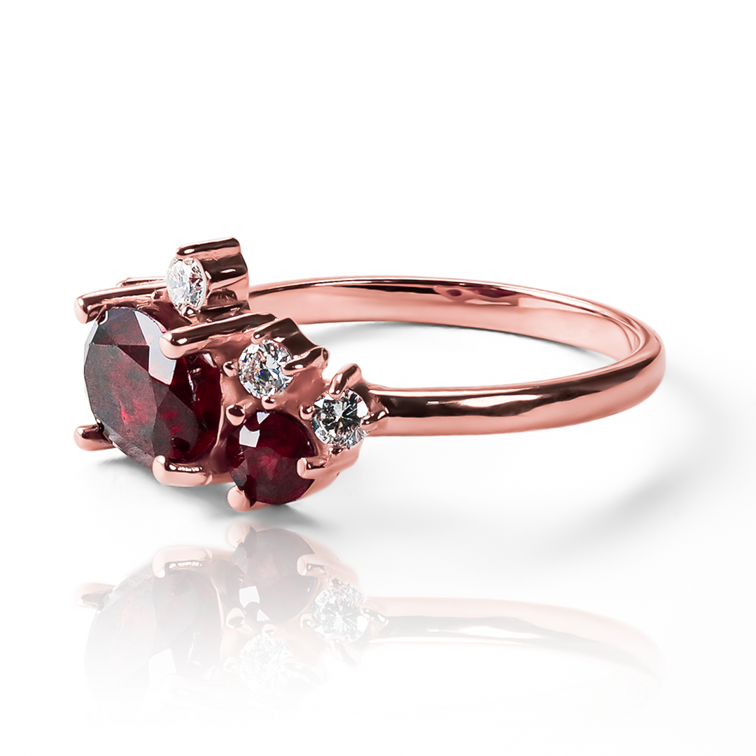 Anillo Trilogy, hecho de oro 18k con certificado de calidad y garantía de por vida, esta Joyería Caracas es una elección sofisticada y exclusiva para un momento tan especial.